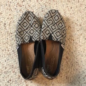 Black and white TOMS